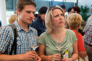 Andreas Niederschick und Christie Funk aus Linz lassen sich den Sauvignon Blanc vom Weingut Stelzl erklären. 