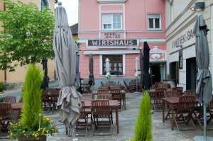 Koarl & Julia's Wirtshaus verfügt über eine angeschlossene Wein- und Cocktailbar. 