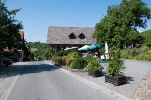 Im Schatten der Bäume lässt sich beim Polz Buschenschank steirische Lebenskultur genießen.