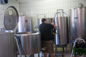 Die Biere der Brauerei Leutschach werden in mühevoller Handarbeit erzeugt und abgefüllt. 