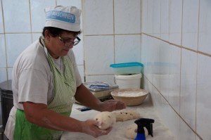 In der Backstube arbeiten Rupert und Waltraud Atschko das Brot für die Bauernmärkte der Region.