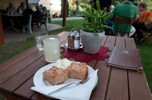 Zur Nachspeise gibt es Sturm und Apfel-Zimt-Kuchen. 