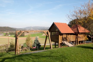 Am Spielplatz kann man mit viel Schwung über Oberhaag schaukeln. 