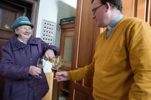 Christine Bauer, seit 32 Jahren Mesnerin in Leutschach, und Pfarrer Werner Marterer genehmigen sich ein Glas Messwein. 