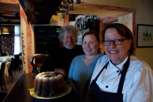 Das Abels Wirtshaus ist ein Familienbetrieb. Andreas und Gabriela Abel schupfen gemeinsam mit Tochter Anna und Sohn Christian, der die Stellung in der Küche hält, den Laden. 