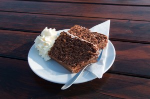 Bemerkenswert ist auch der frische und saftige Schokoladekuchen. 