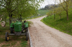 Ein Traktor aus den 50er Jahren steht bereit zur Abfahrt. 