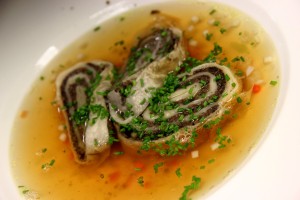 Eine kräftige Rindssuppe mit Lungenstrudel, den man auch gut einfrieren kann! (Foto: Ulrike Elsneg)