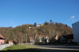 Blick vom Ortszentrum auf das Schloss Arnfels (Foto: Ulrike Elsneg)