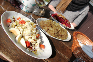 Veganer Rote Rüben-Apfel Salat, Krautsalat mit Kernöl und Schafskäse beim Polz Buschenschank...(Foto: Ulrike Elsneg)