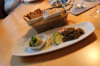 Die Vorspeise des Vegan Menüs: Veganer Kürbisaufstrich und schafte Linsen (Foto: Ulrike Elsneg)