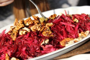 Der sehr schmackhafte Salat mit Äpfeln, Roten Rüben und Walnüssen  beim Polz Buschenschank (Foto: Ulrike Elsneg)