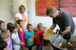 Projekt Bienen VS/Kindergarten Langegg (Foto: Ulrike Elsneg)