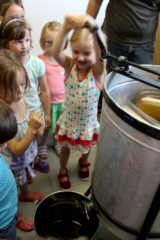 Projekt Bienen VS/Kindergarten Langegg (Foto: Ulrike Elsneg)