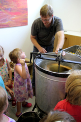 Projekt Bienen VS/Kindergarten Langegg (Foto: Ulrike Elsneg)