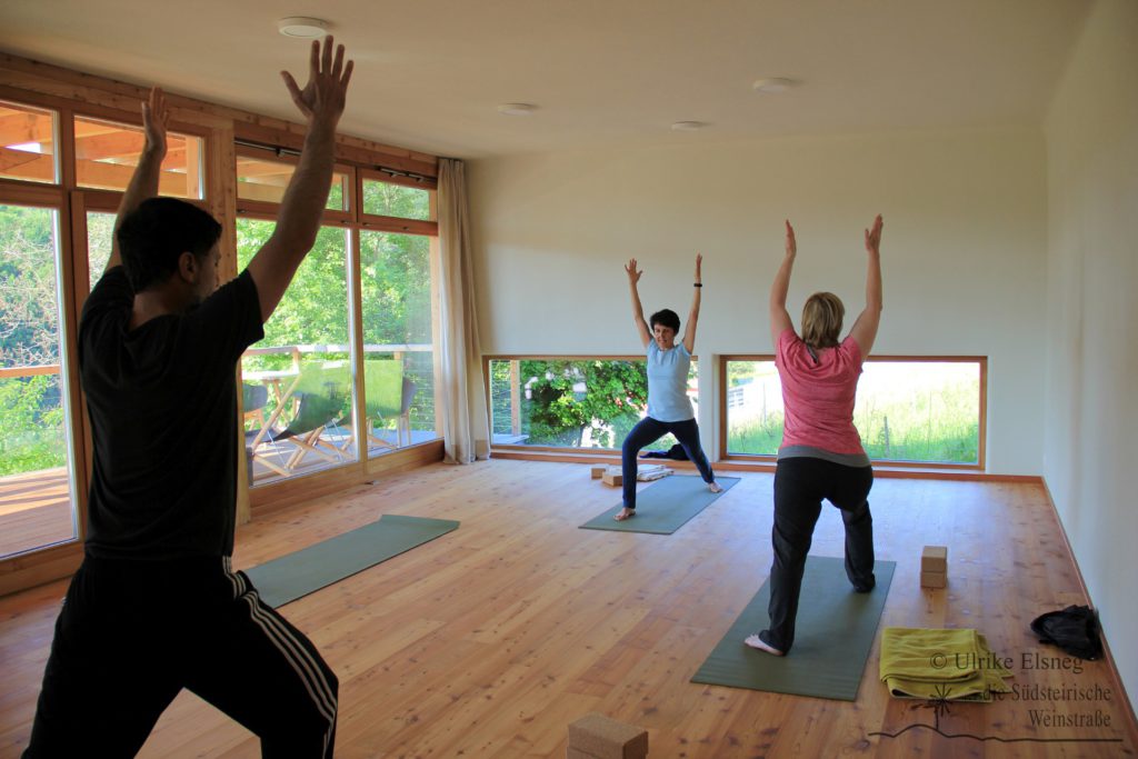 Yoga Margit Weingast Tauss (c) Ulrike Elsneg TV Die Suedtseirische Weinstraße (17)