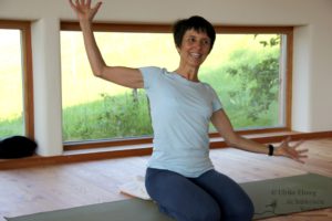Yoga in der Südsteiermark mit Margit Weingast im Haus der Stille (c) Ulrike Elsneg/TV Die Südsteirische Weinstraße