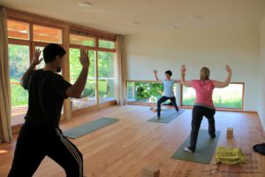 Yoga in der Südsteiermark mit Margit Weingast im Haus der Stille (c) Ulrike Elsneg/TV Die Südsteirische Weinstraße