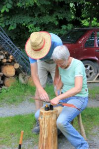 Sensenmähkurs mit Jürgen Rausch-Schott (c) Ulrike Elsneg