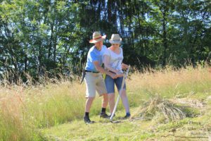 Sensenmähkurs mit Jürgen Rausch-Schott (c) Ulrike Elsneg