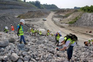 Erlebnis Erdgeschichte - Fossiliensuche in Retznei (c) Ulrike Elsneg TV Die Südsteirische Weinstraße