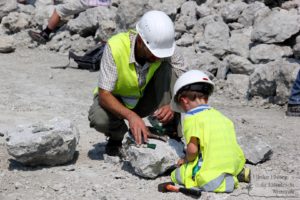 Erlebnis Erdgeschichte - Fossiliensuche in Retznei (c) Ulrike Elsneg TV Die Südsteirische Weinstraße