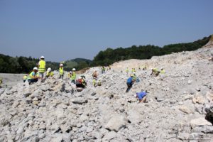 Erlebnis Erdgeschichte - Fossiliensuche in Retznei (c) Ulrike Elsneg TV Die Südsteirische Weinstraße