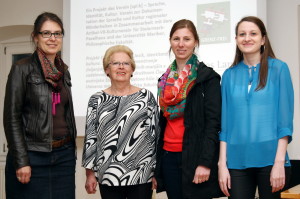 Projektpräsentation (von links) Susanne Weitlaner (Pavelhaus), Maria Potz (Informantin), Barbara Schrammel-Leber [Verein [spi:ĸ], Katharina Tibaut [Uni Maribor)